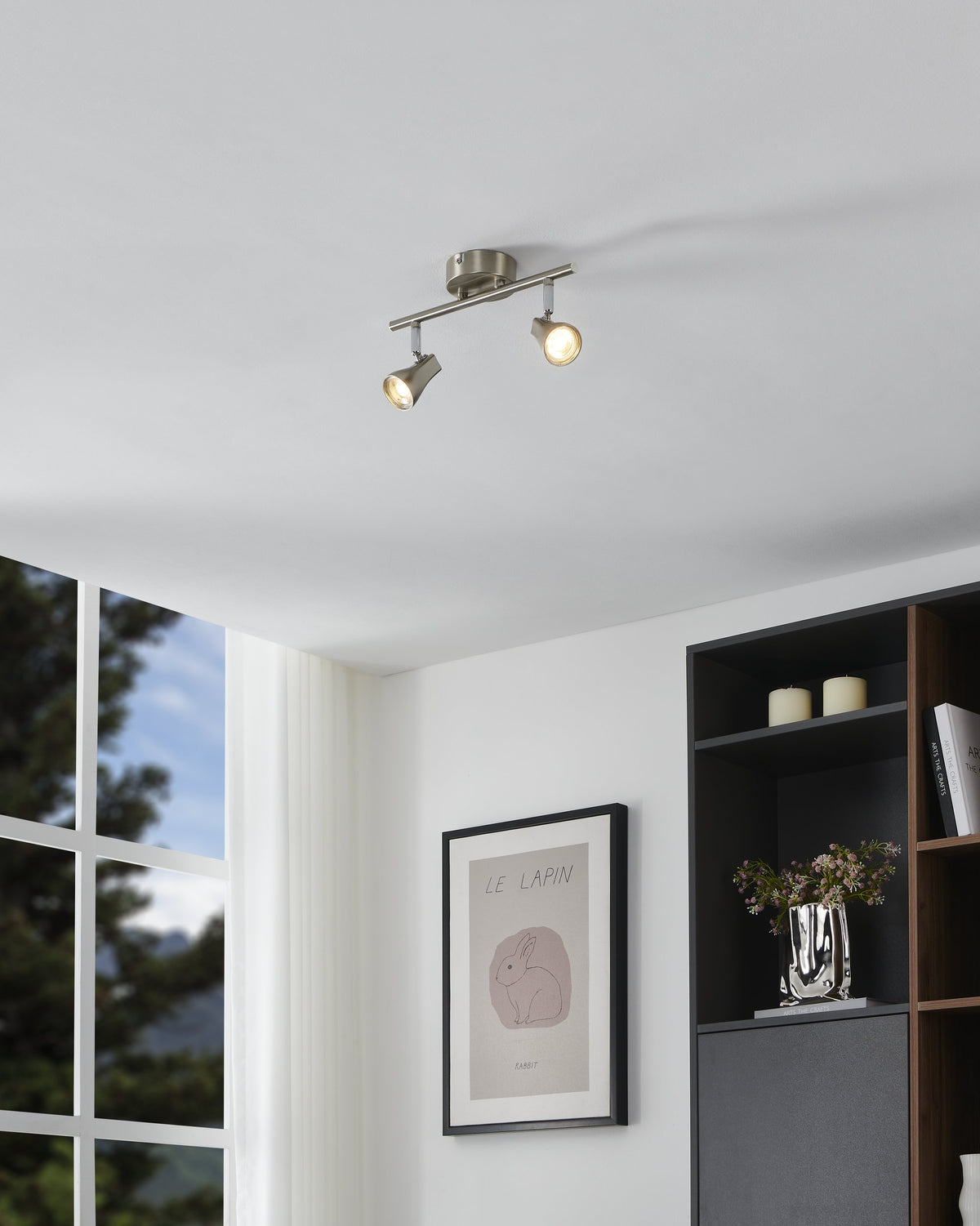 Mise en ambiance au plafond avec deux projecteurs orientables éclairant une pièce moderne.