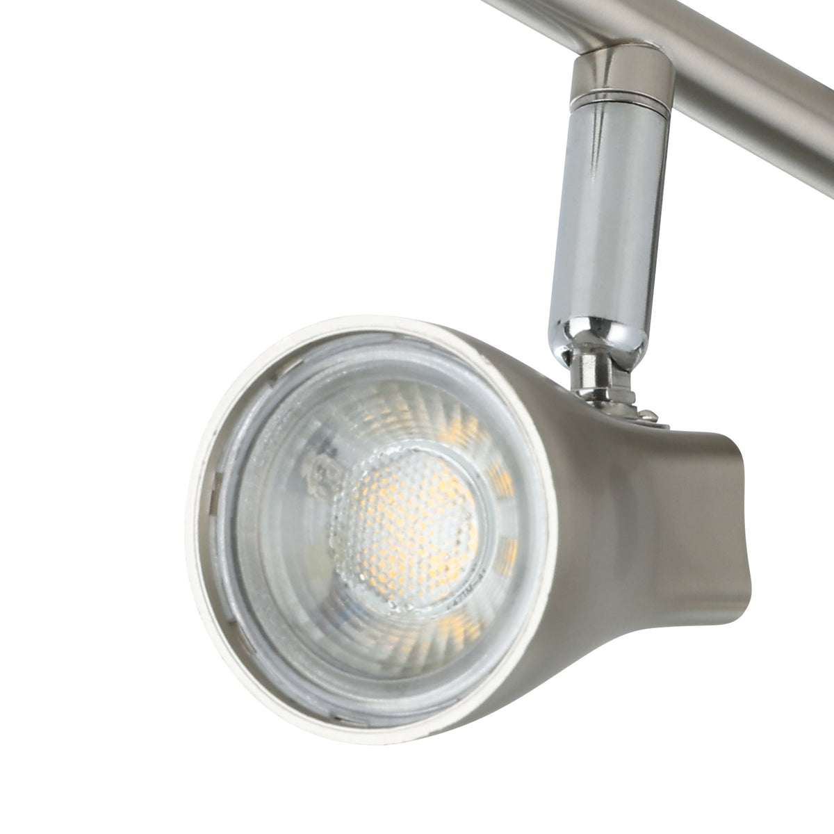 Détail rapproché d'une tête de spot orientable avec verre transparent et ampoule LED.