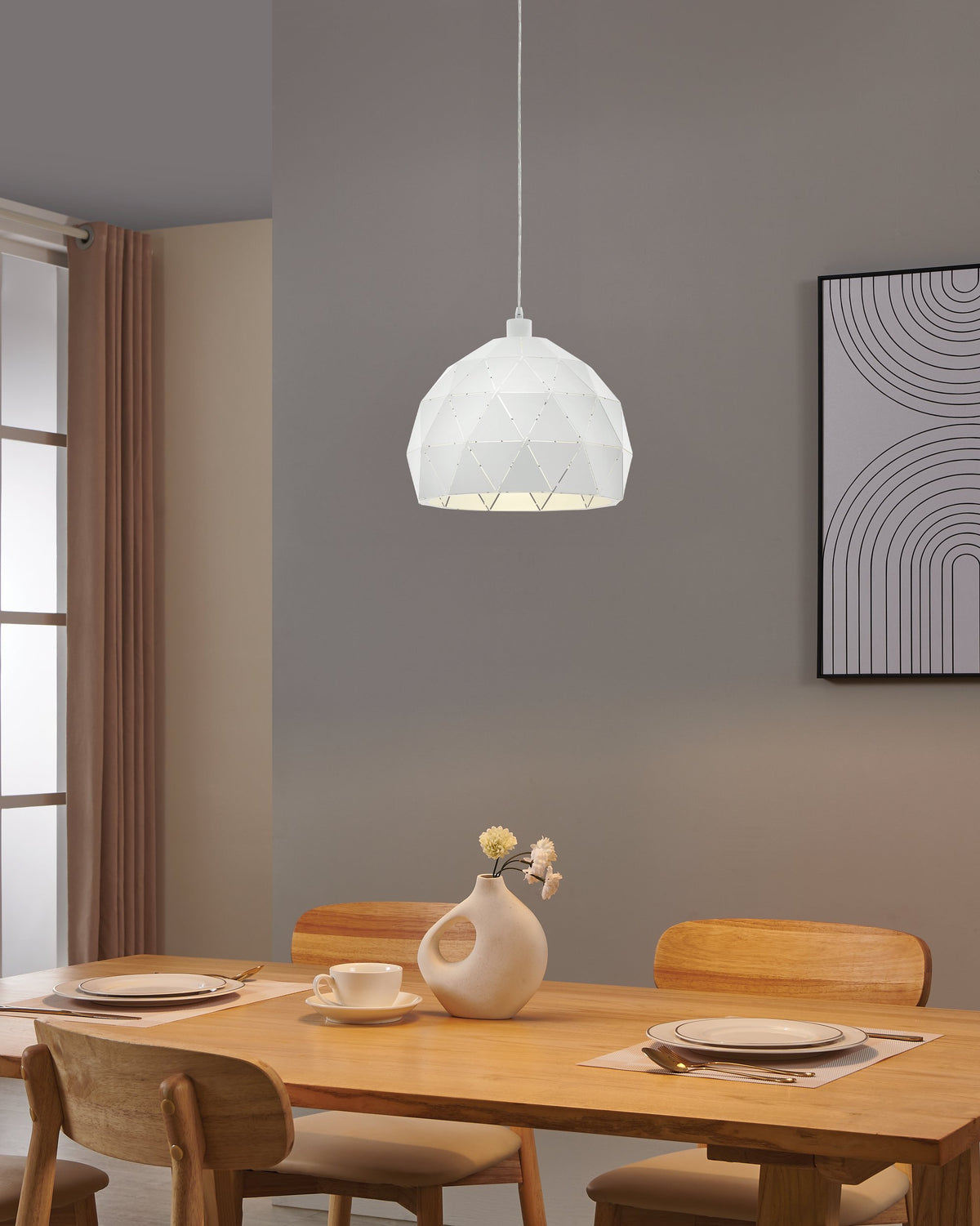 Mise en ambiance au-dessus d'une table de salle à manger en bois, intérieur chaleureux et contemporain.