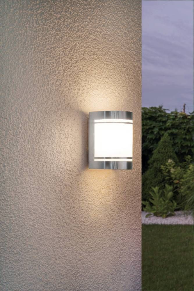 Mise en ambiance extérieure, applique allumée sur un mur crépis beige
