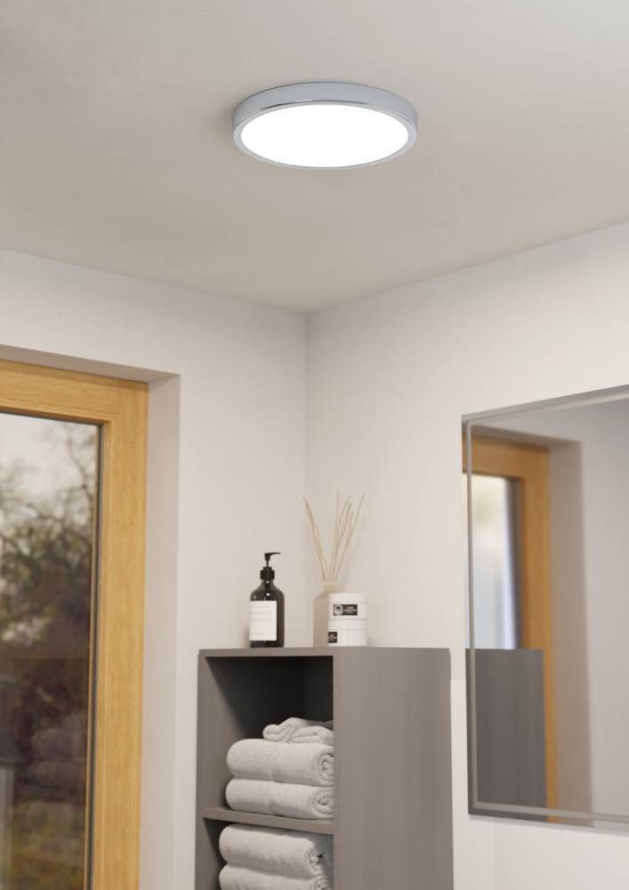 Plafonnier allumé fixé au plafond dans une salle de bain moderne.