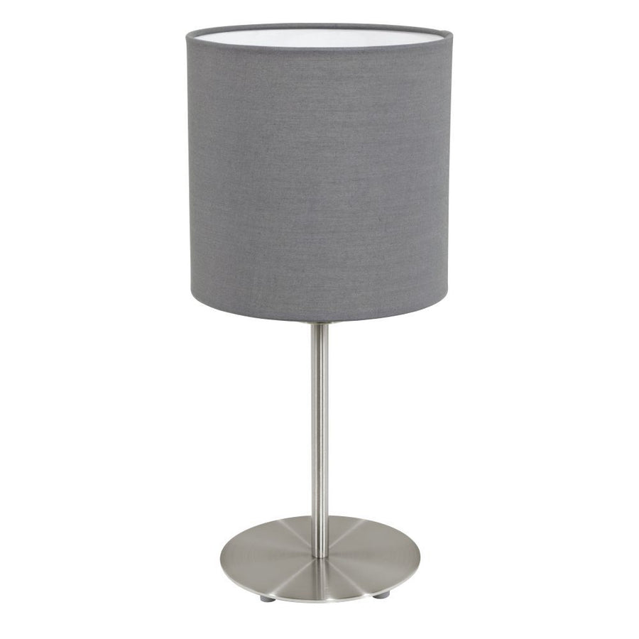 Lampe à poser vue de face, abat-jour cylindrique gris sur pied chromé et base ronde