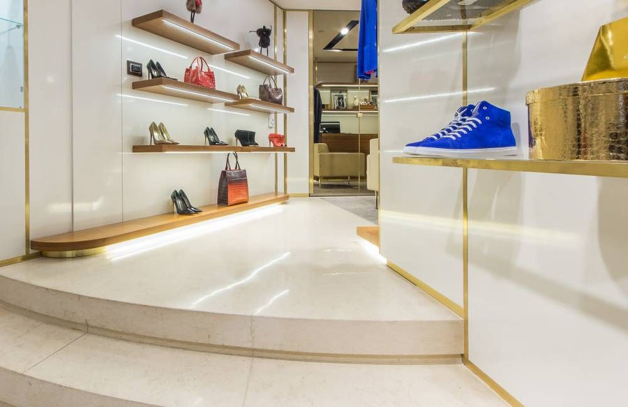 Rayonnage de boutique avec profilés lumineux intégrés sous les étagères