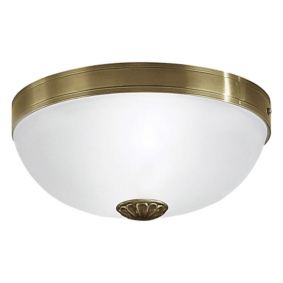 Vue de face du plafonnier rond en verre blanc et cerclage en laiton.
