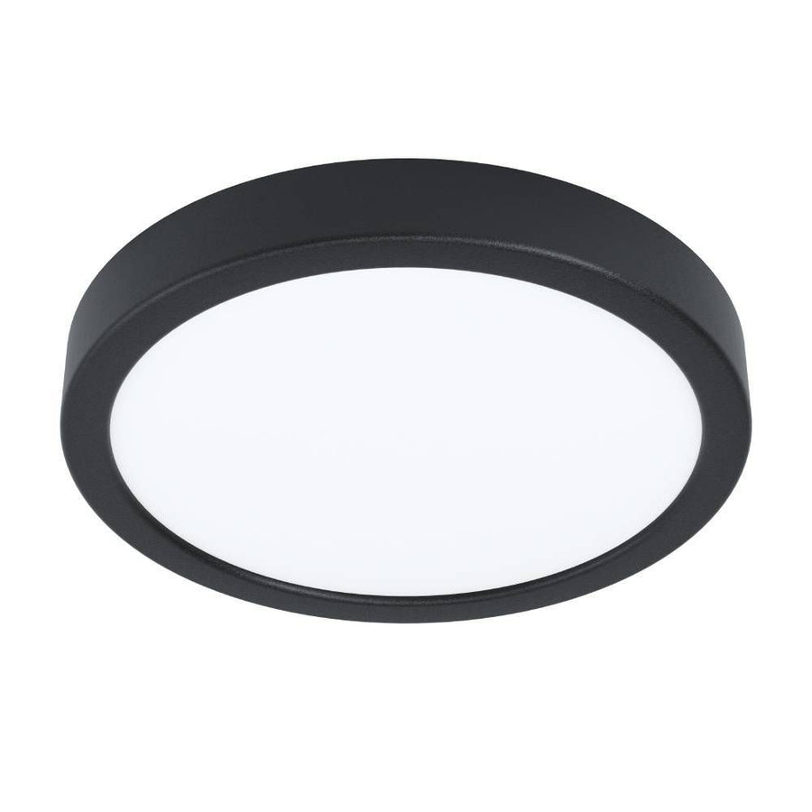 Plafonnier rond vu de trois quarts, cadre noir et diffuseur blanc opalin