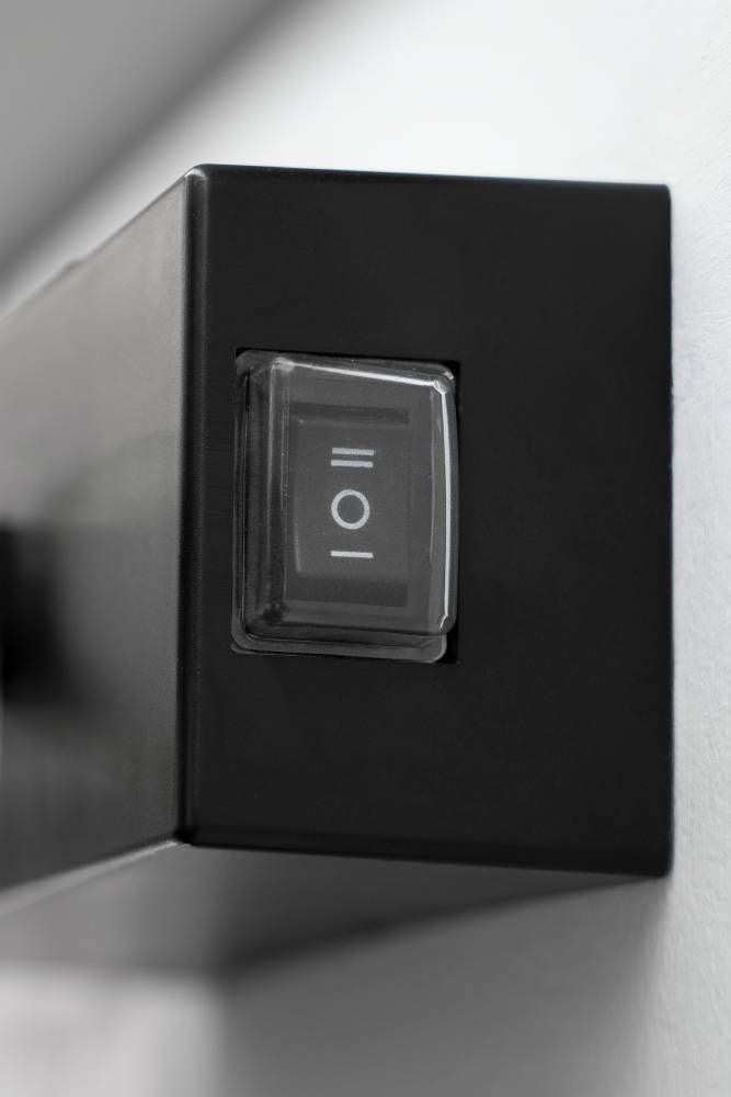 Détail rapproché de l'interrupteur noir du boîtier central