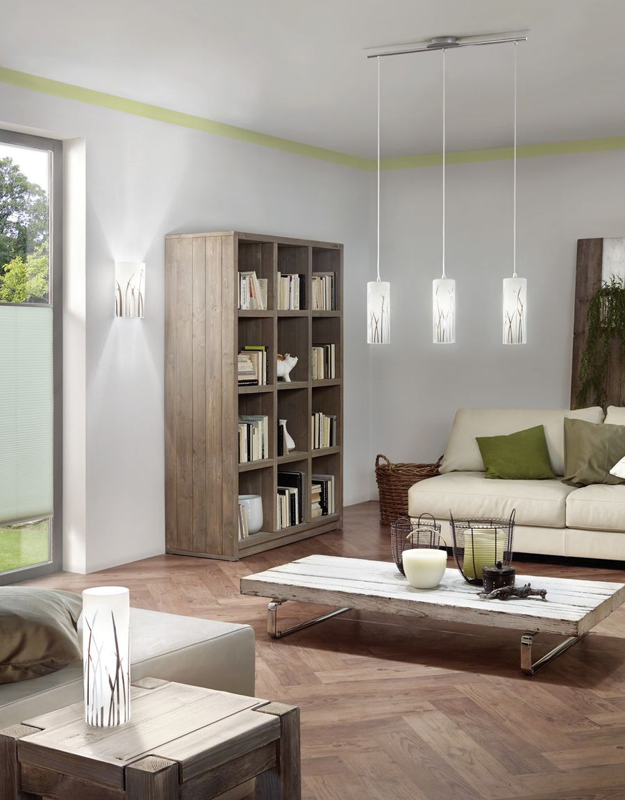 Mise en scène du salon avec la lampe sur une table et suspensions assorties