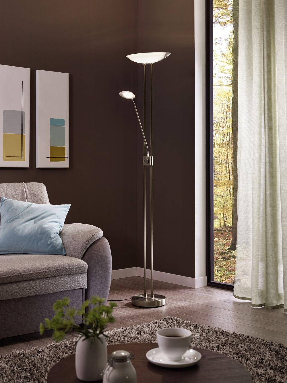 Mise en ambiance du lampadaire dans un salon près d'une grande fenêtre et d'un canapé