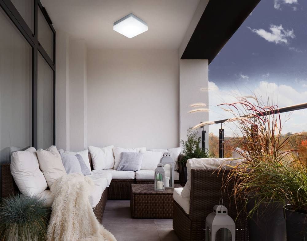 Mise en ambiance du luminaire carré éclairé au plafond d'une terrasse couverte