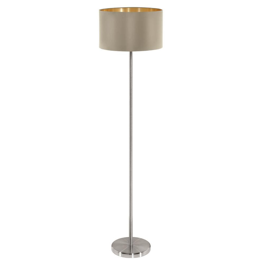 Lampadaire entier sur fond blanc, abat-jour taupe cylindrique et pied métallique argenté