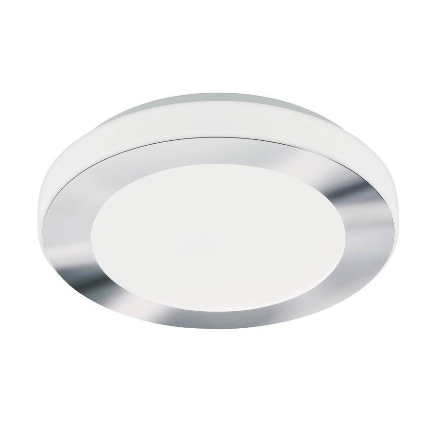 Vue de trois quarts du plafonnier rond, anneau chromé et diffuseur blanc sur fond blanc