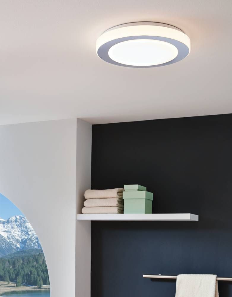 Plafonnier blanc et gris installé au plafond, ambiance salle de bain avec vue montagne.