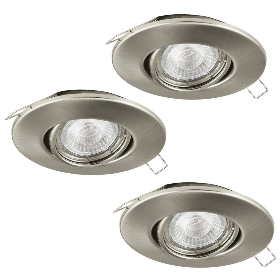 Trois spots encastrables ronds en nickel satiné, avec ressorts de fixation, sur fond blanc.