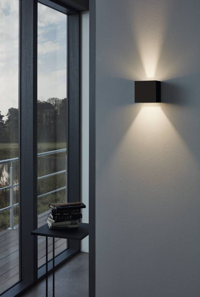Détail du boîtier carré diffusant deux faisceaux lumineux verticaux dans une pièce