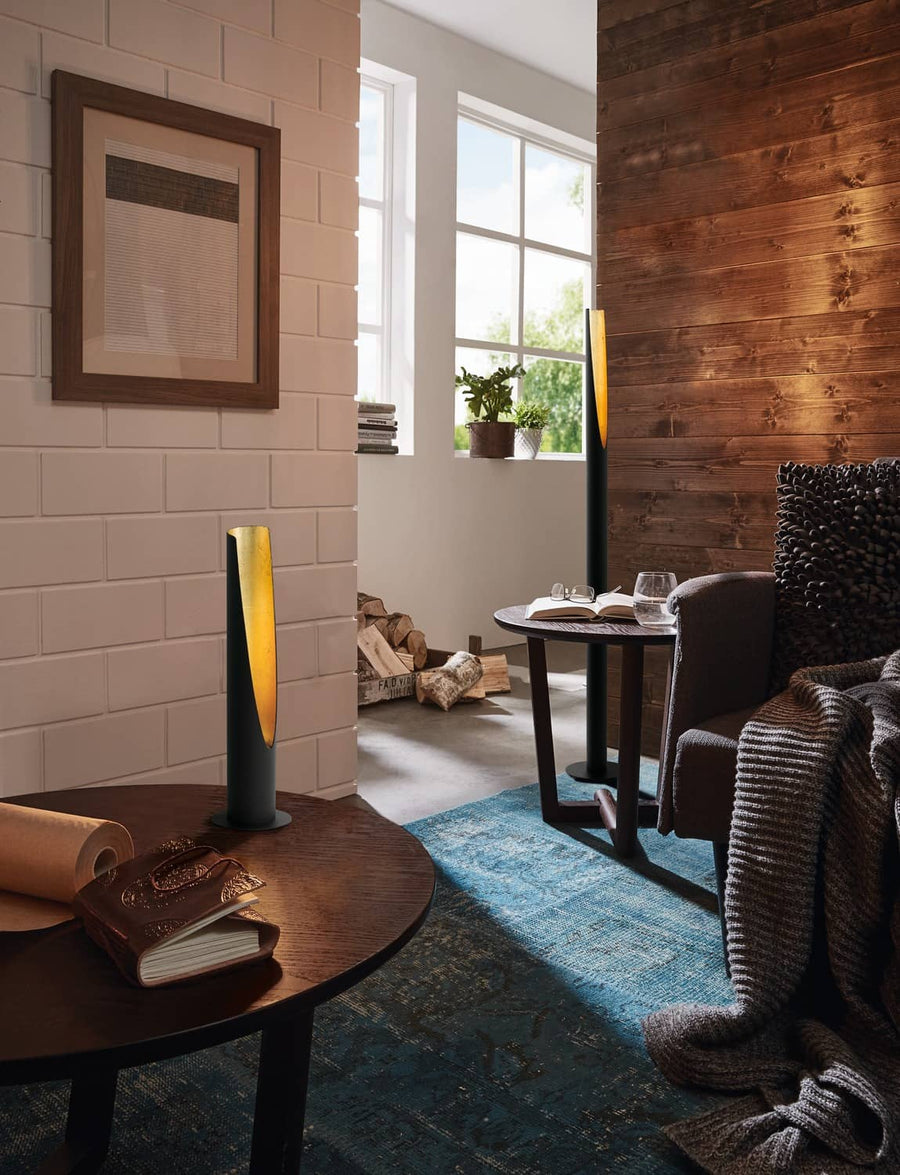 Mise en scène chaleureuse du lampadaire sur table basse, intérieur bois et briques