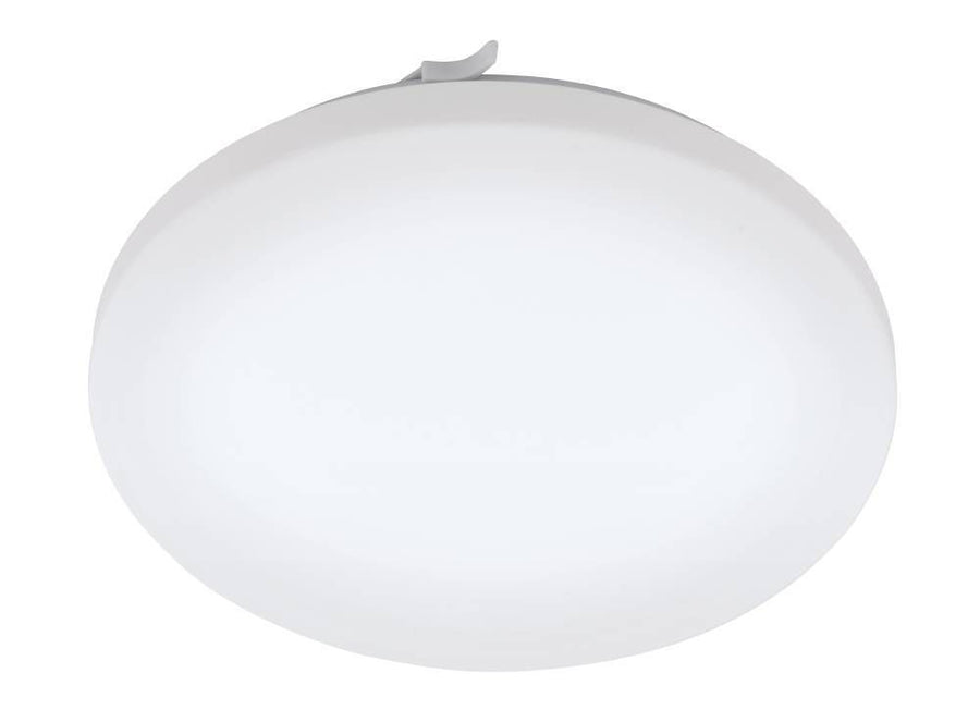 Vue rapprochée du luminaire blanc, rebord gris et patte de fixation au sommet