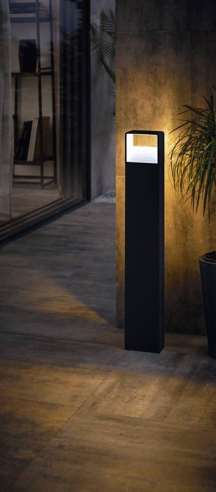 Mise en ambiance nocturne d'une borne lumineuse éclairant une terrasse en pierre