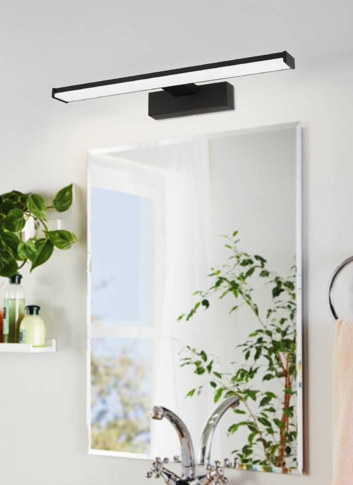 Applique fixée au-dessus d'un miroir de salle de bain, ambiance végétale et lumineuse