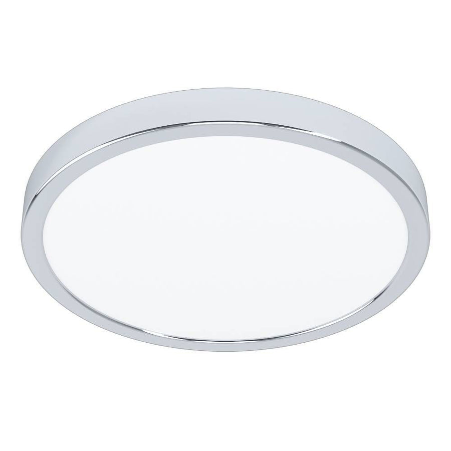 Vue de face du plafonnier rond à diffuseur blanc et bordure chromée.