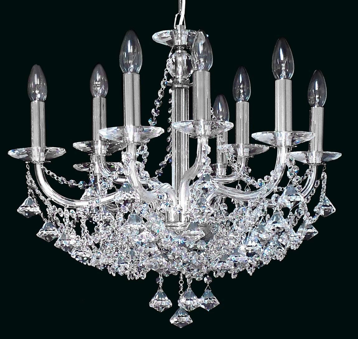 Second angle du lustre, montrant la chaîne et la couronne de cristaux.
