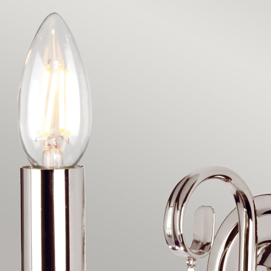 Gros plan de l'ampoule flamme allumée sur sa douille cylindrique brillante