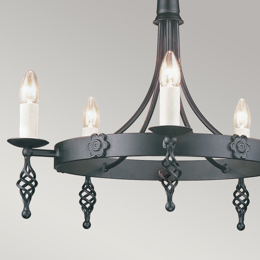 Détail des bras décoratifs et des fleurs en fonte noire