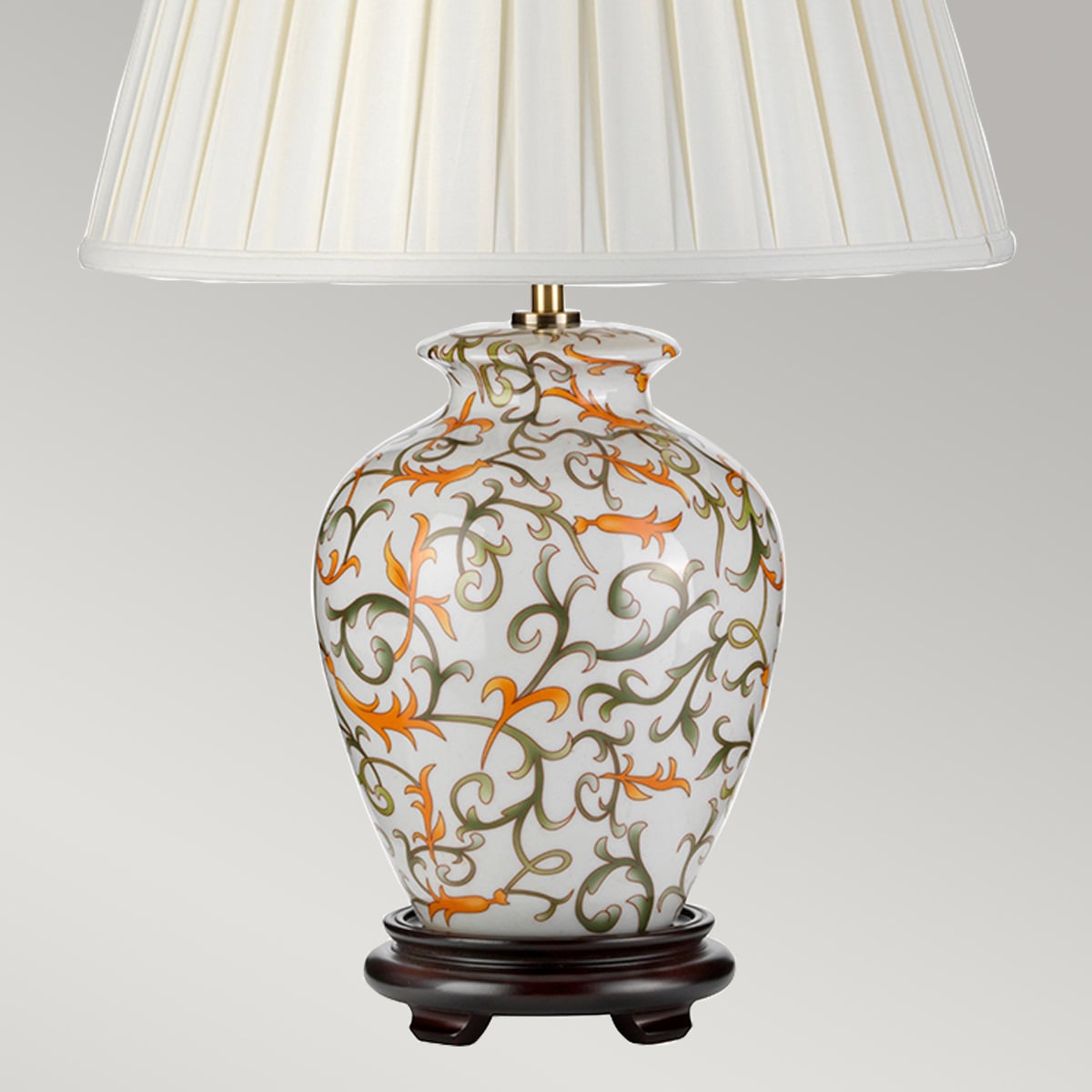 Détail du pied en céramique fleurie orange et vert, socle en bois foncé.