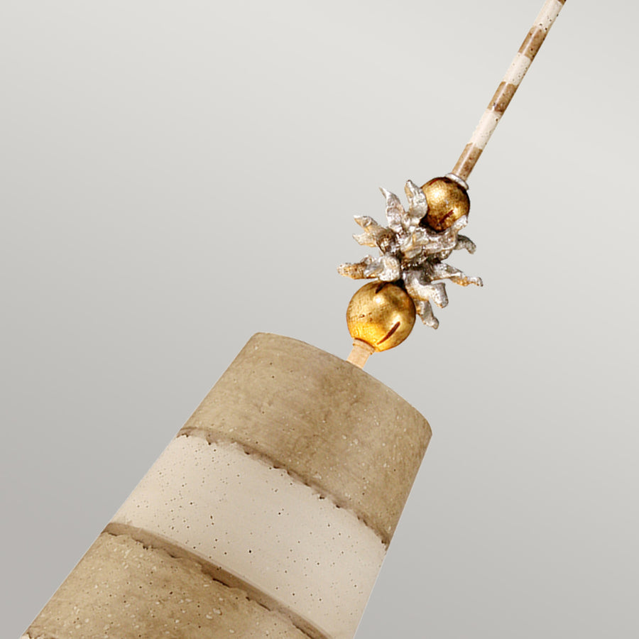 Détail du sommet doré et de l'ornement floral en verre argenté