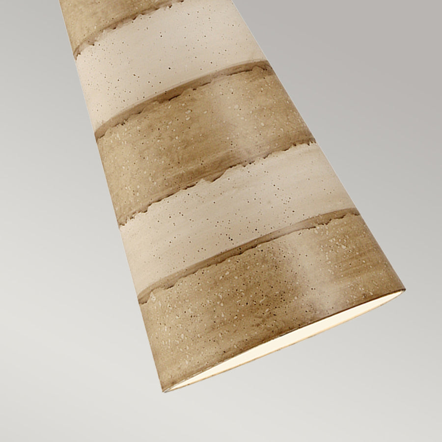 Détail du tissu rayé crème et taupe moucheté de petites taches