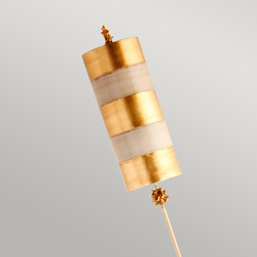 Détail rapproché de l'abat-jour cylindrique doré à bandes taupe alternées