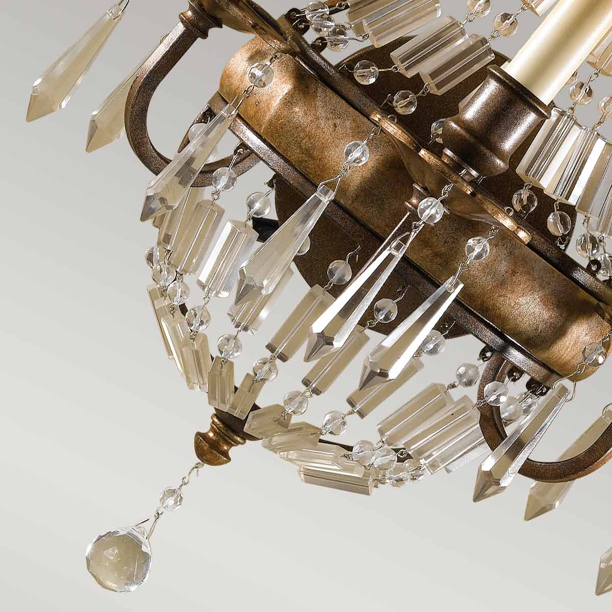 Détail du bas du luminaire : finition bronze vieilli et grappes de cristaux taillés.