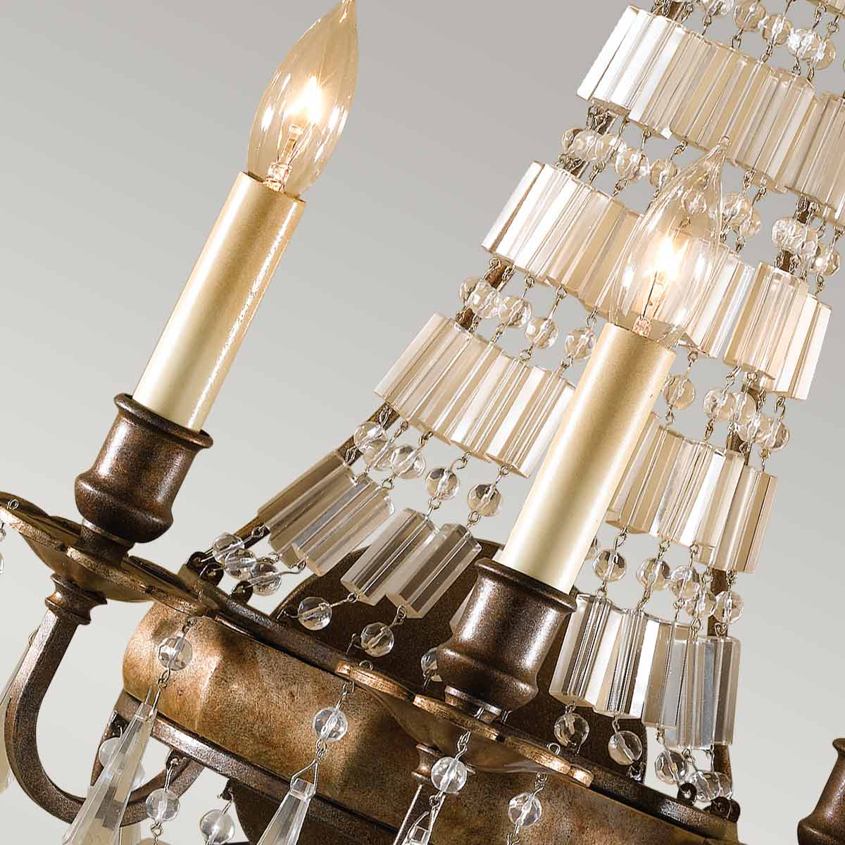 Détail des trois bras lumineux et des binets imitation bougie avec cristaux suspendus.