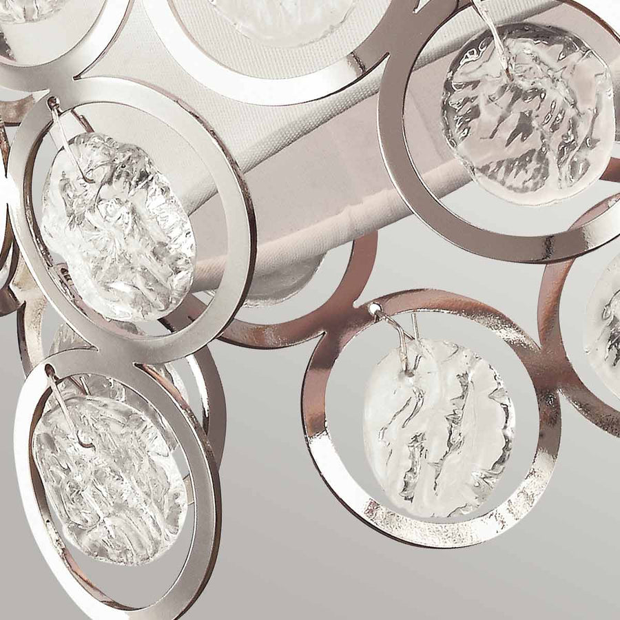 Zoom sur les disques de verre texturé suspendus dans la structure métallique