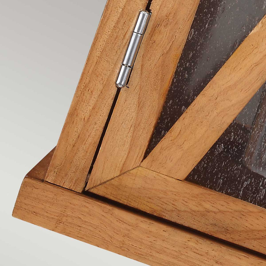 Détail de la charnière métallique et de l'angle en bois du luminaire