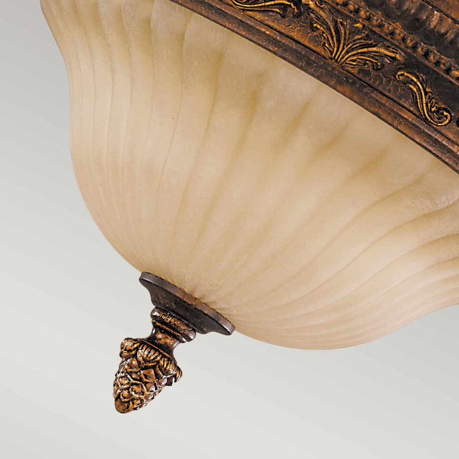 Gros plan sur la pointe décorative et le verre strié de la vasque.