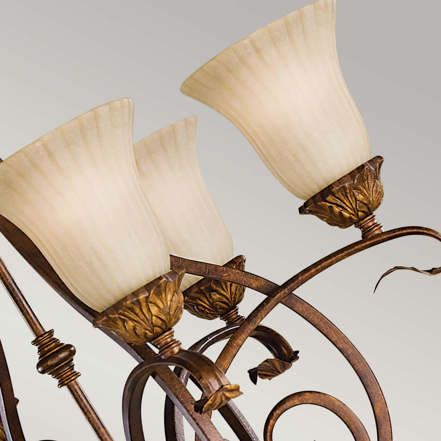 Détail des coupes en verre strié et des bras ornés de feuilles dorées.
