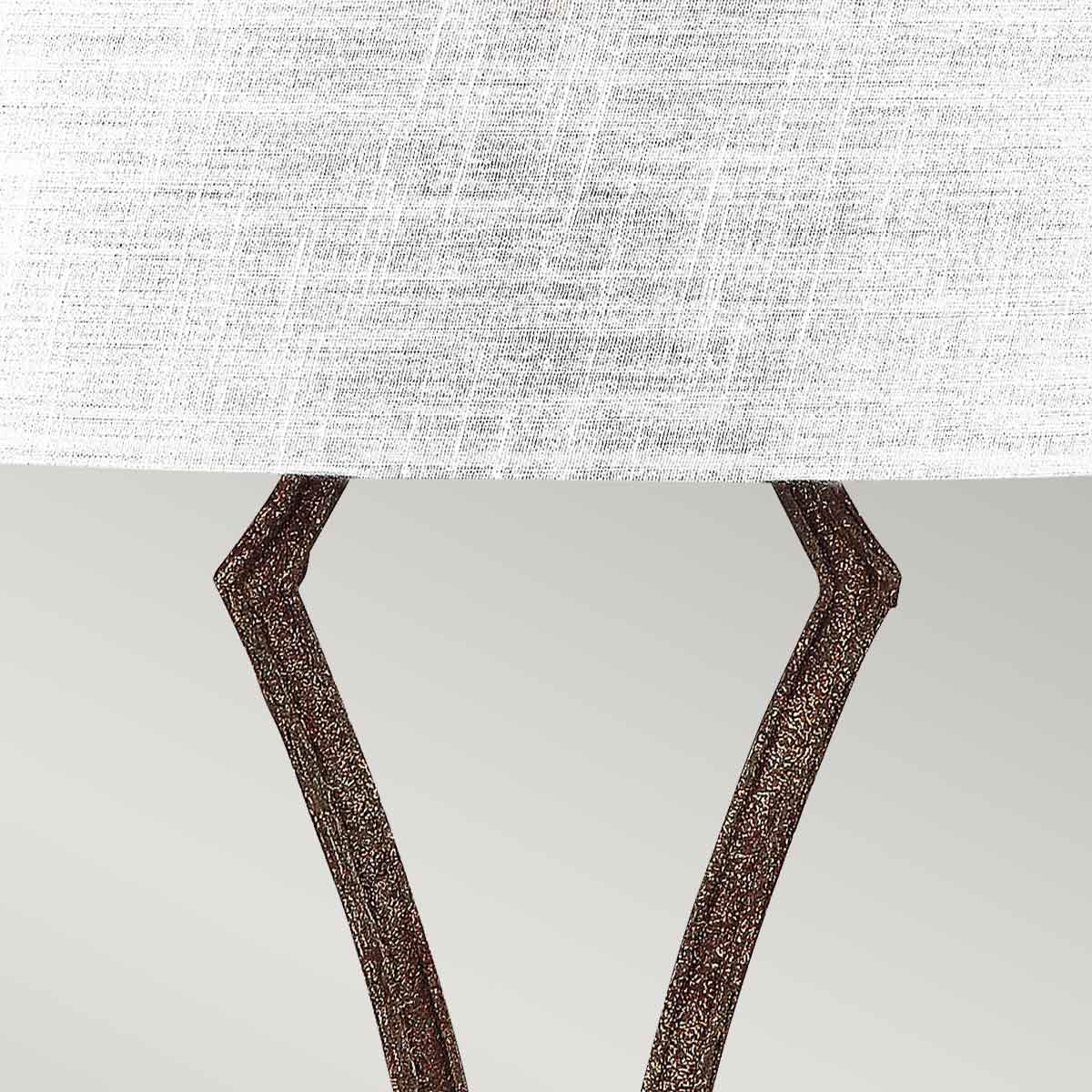 Détail du tissu texturé de l'abat-jour et des bras métalliques