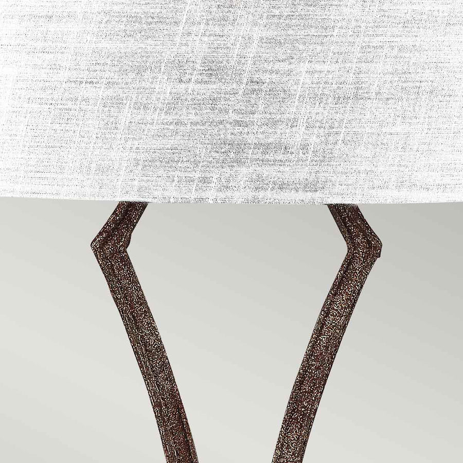 Détail du tissu texturé de l'abat-jour et des bras métalliques