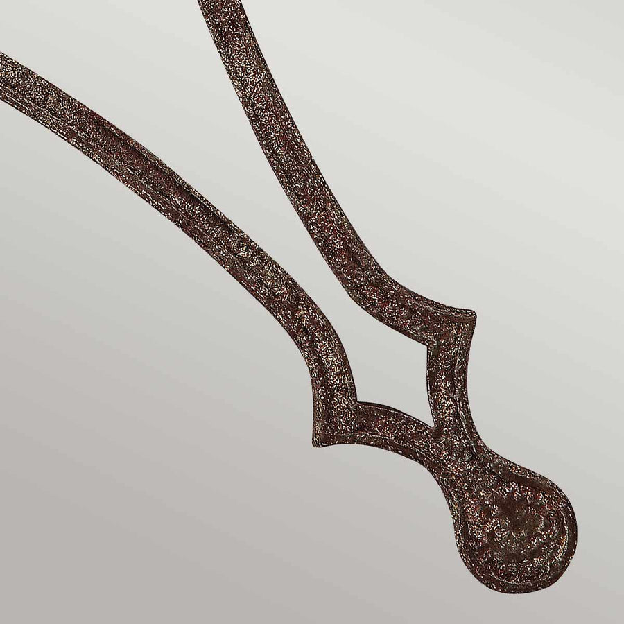 Gros plan sur la ferronnerie décorative en métal bronze vieilli