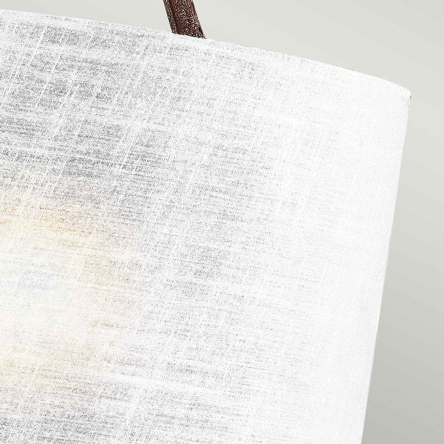 Zoom sur le lin tissé laissant filtrer une lumière chaude