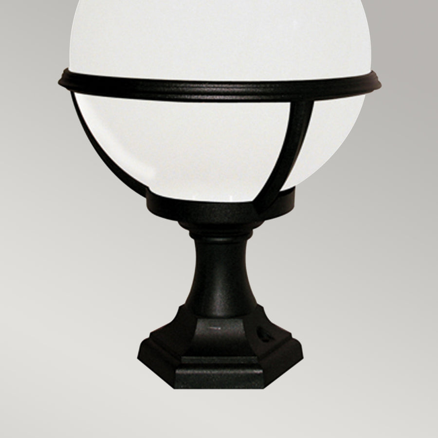 Détail du pied noir mouluré et de la base hexagonale du luminaire extérieur.