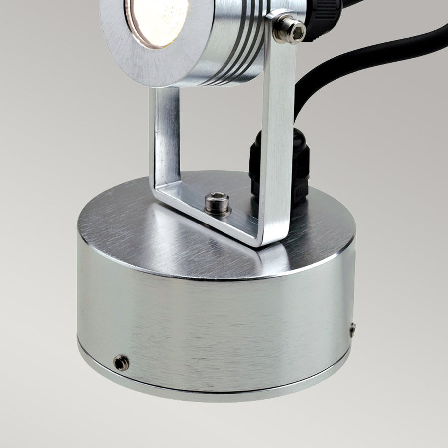 Détail du support en aluminium avec vis et embase cylindrique pour fixation au plafond