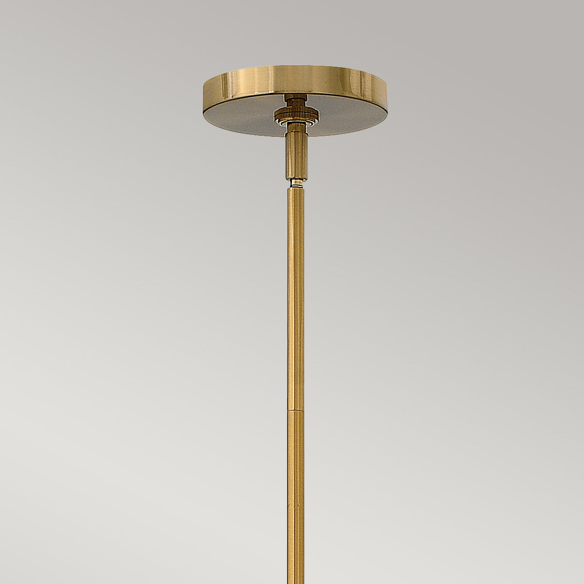Détail de la coupole de fixation et de la tige de suspension dorée