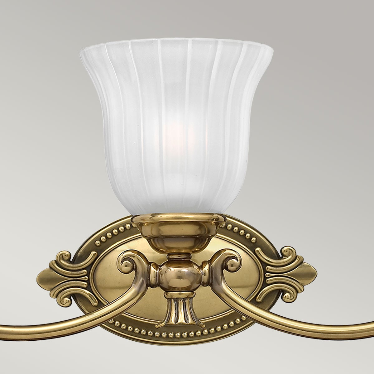 Détail du centre ouvragé en laiton et du verre dépoli à côtes verticales.