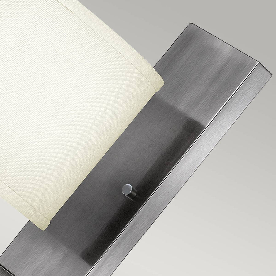 Gros plan sur la finition nickel brossé et le bouton de fixation de la platine