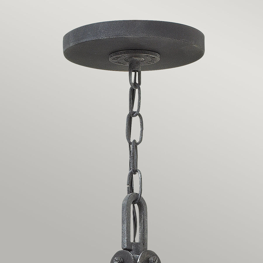 Détail de la canopée et de la chaîne de suspension fixées au plafond