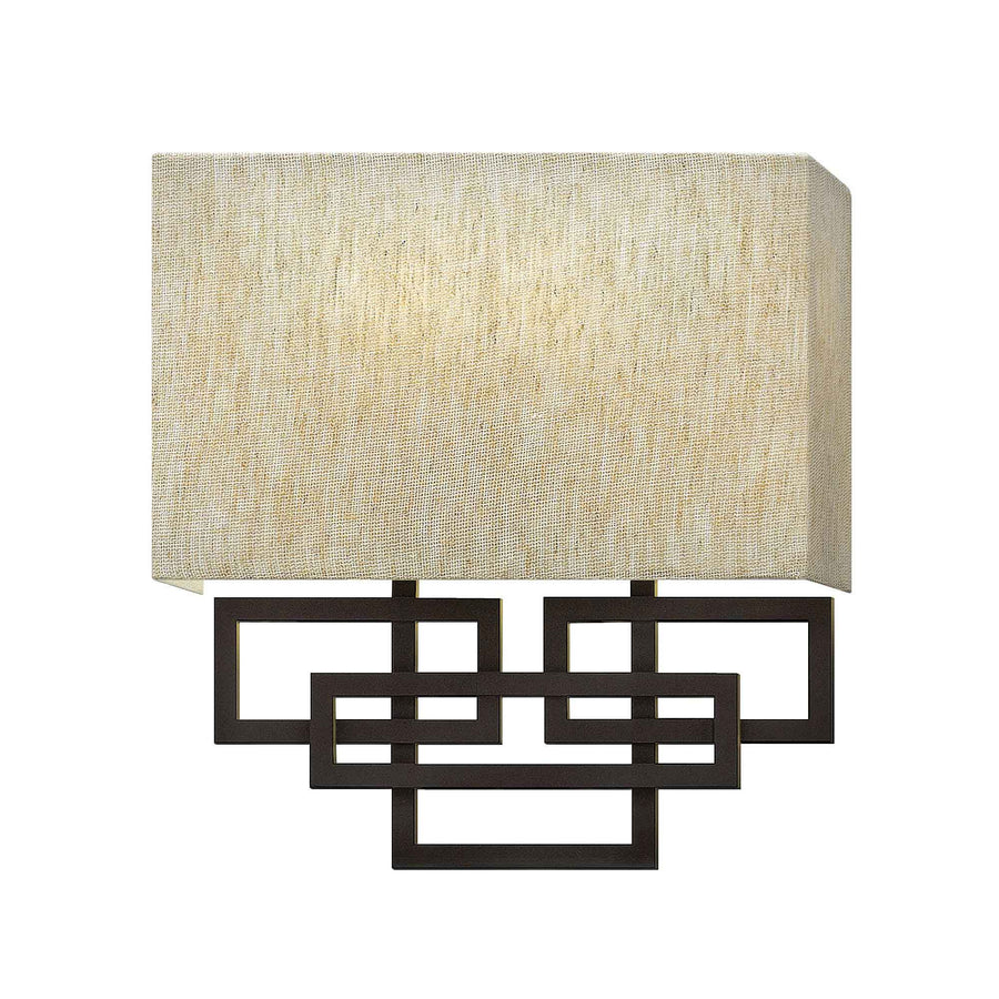 Vue de face de l'applique allumée diffusant une lumière chaude à travers l'abat-jour
