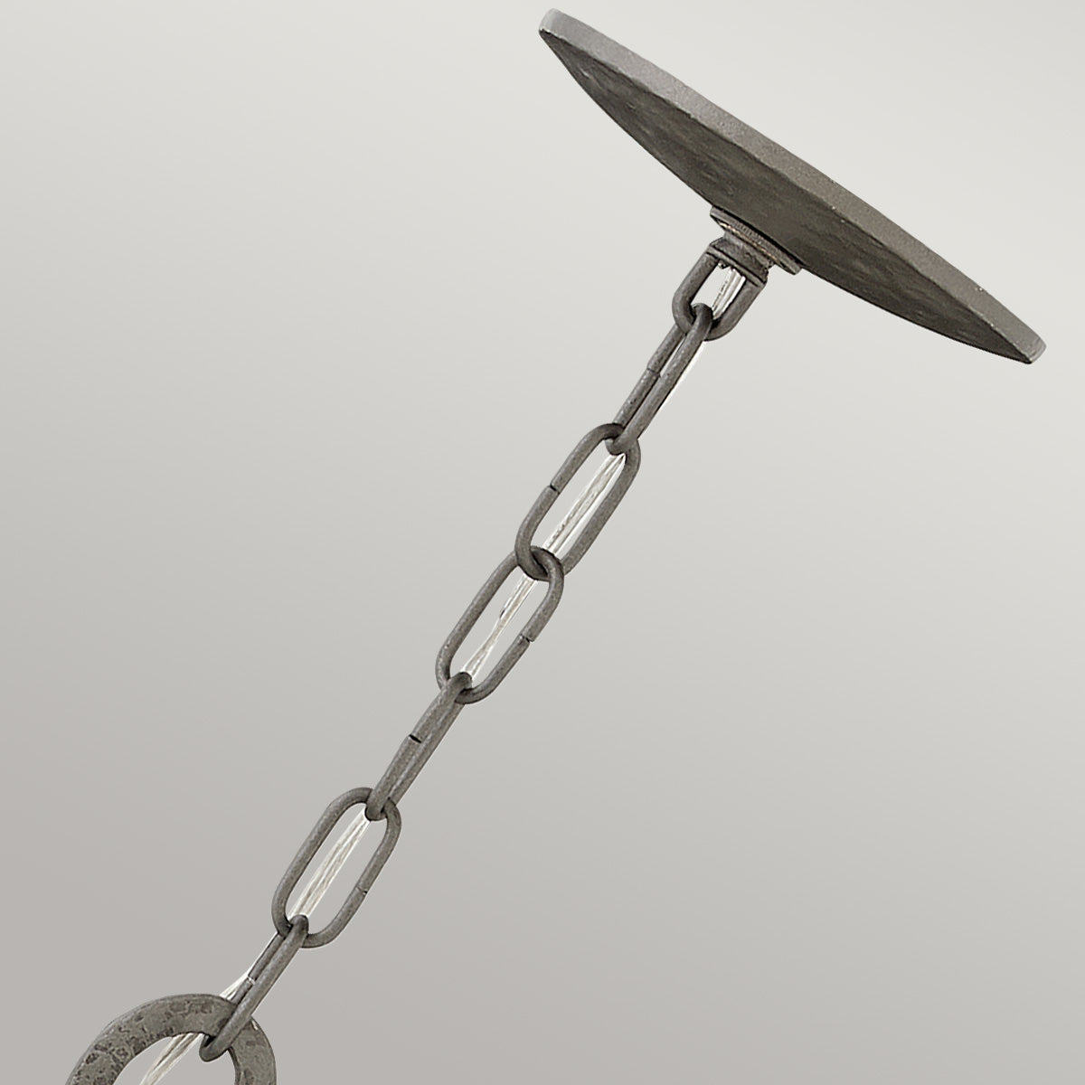 Fixation au plafond avec chaîne et rosace en métal finition gris bronze.