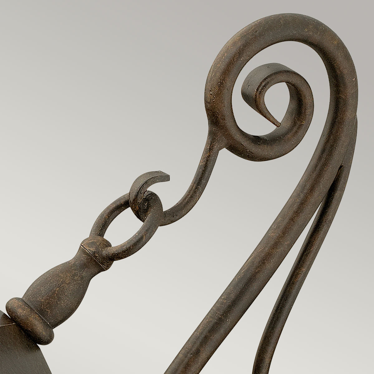Détail de la volute métallique et de l'anneau reliant le bras au lanternon