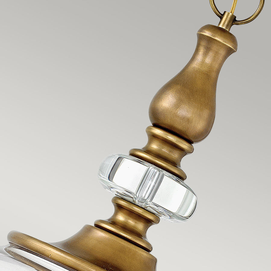 Détail de la tige moulurée en laiton avec anneau de verre transparent